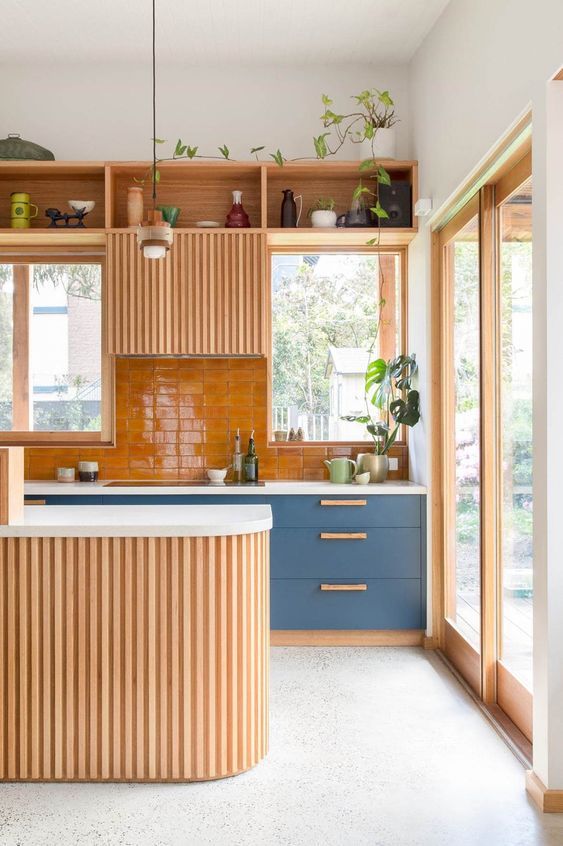 Une cuisine bleu et bois, ouverte
