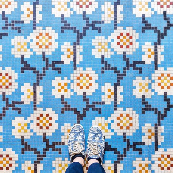Carrelage salle de bain bleu et blanc, mozaique, sol mosaique bleue, trés beau sol en mosaique