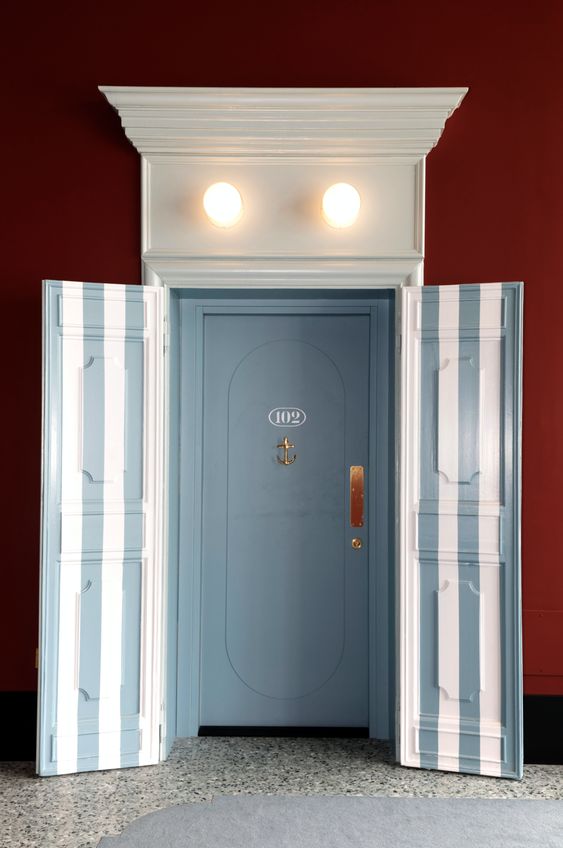 porte bleu gris, porte bleue, couloir bleu et rouge, bleu et rouge déco, comment peindre un couloir, couloir tendances2022, venise, couleur venise