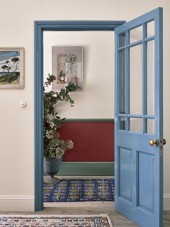 porte bleu gris, porte bleue, couloir bleu et rouge, bleu et rouge déco, comment peindre un couloir, couloir tendances2022