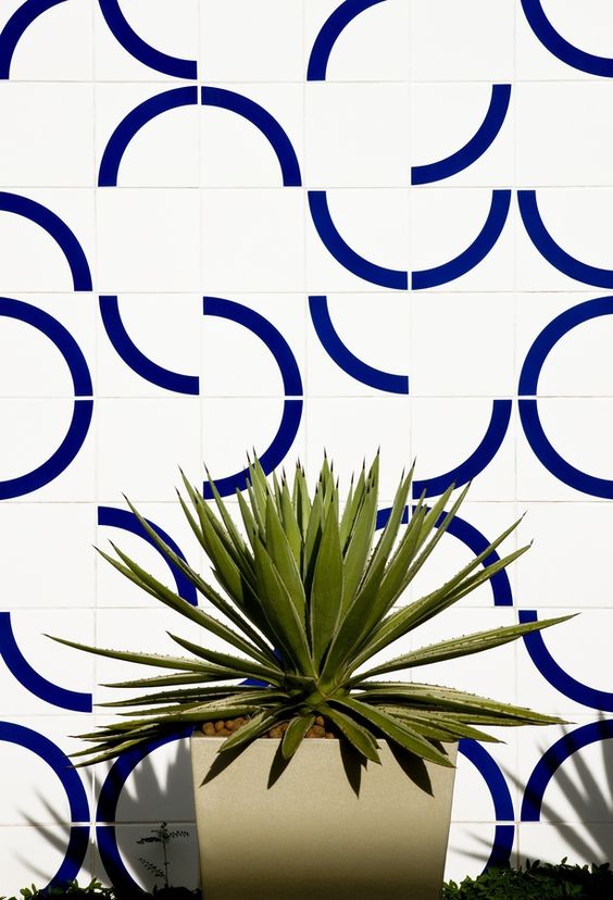 tendances deco 2022, mur carrelage, mur bleu et blanc, mur carrelage contemporain, carrelage mural salle de bain bleu, 