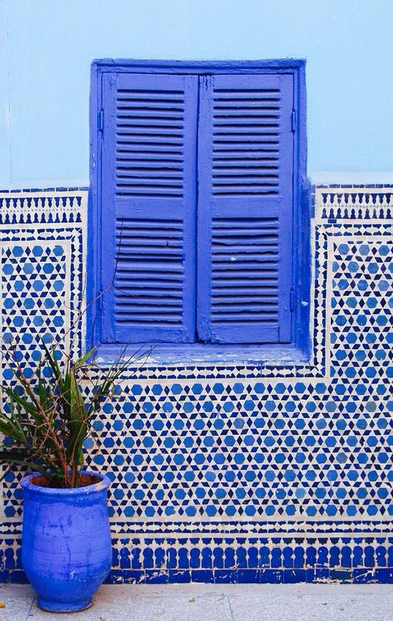 mur bleu, azulejos, volet bleu, carrelage mural bleu, comment peindre un mur en bleu, maison bleue, blue wall
