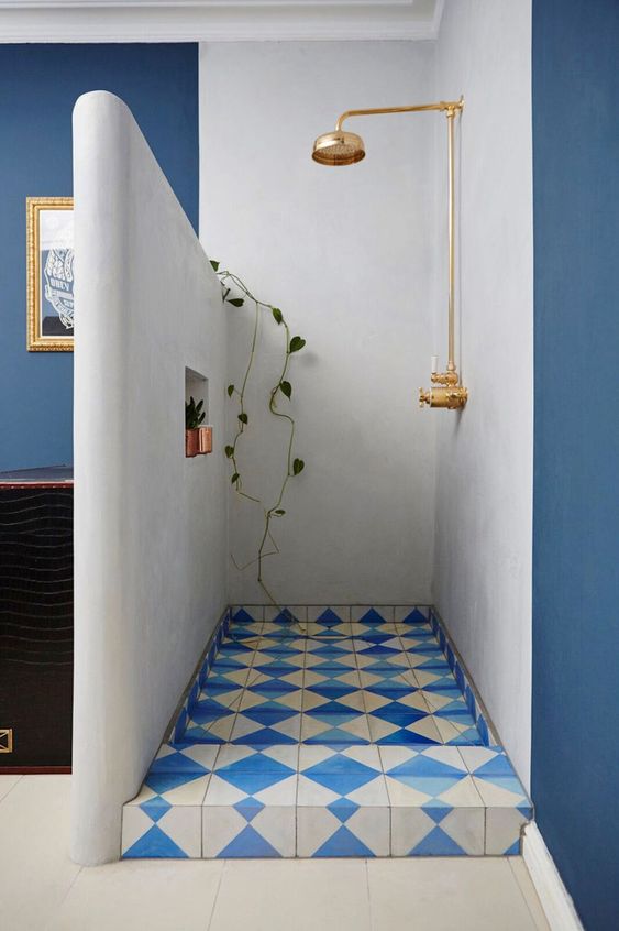 carrelage damier bleu et blanc, carreaux de ciment bleu et blanc, dalle de bain maçonnée, salle de bain bohème, salle de bain style méditerranéen, salle de bain du sud, salle de bain mur bleu gris, salle de bain blanche et bleu