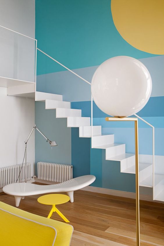 mur décoratif peint, escalier bleu turquoise, mur bleu et jaune, peindre un mur avec plusieurs tons bleu, salon bleu et jaune, escalier blanc et bleu, décor d'escalier, peindre cage d'escalier